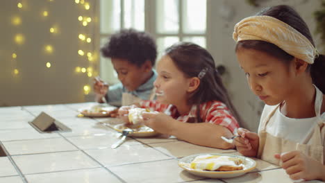 Niños-Comiendo-Gofres-Dulces-En-Clase-Culinaria